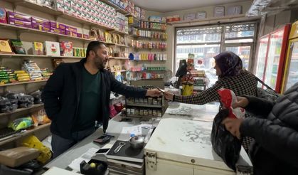 Hakkarili esnaftan örnek davranış: 30 yıllık esnaf, kalan tüm kırtasiye malzemesini öğrencilere hediye etti
