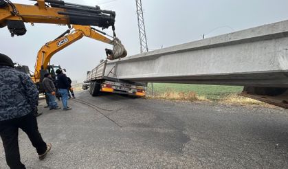 Bingöl’de Virajı Alamayan Tır Yan Yattı