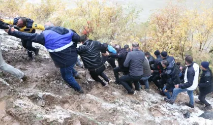 Zap Suyu’na yuvarlanan kamyonettekiler botlarla çıkarıldı: 2 ölü, 2 yaralı