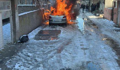 Batman’da Park Halindeki Araç Alevlere Teslim Oldu