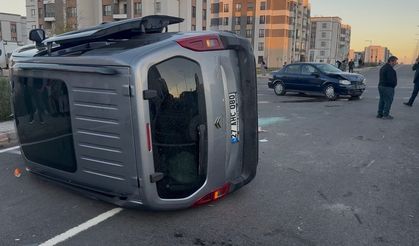 Diyarbakır’da İki Araç Kafa Kafaya Çarpıştı: 2 Yaralı