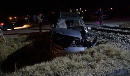 Hemzemin Geçitte Tren Otomobile Çarptı: 5 Yaralı