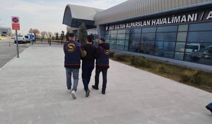 Dolandırıcılık hükümlüsü Muş Havalimanı’nda yakalandı