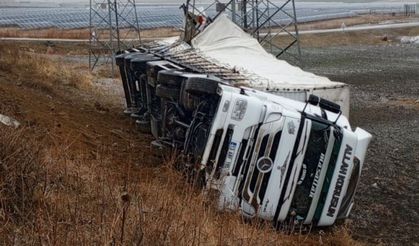 Muş’ta virajı alamayan tır şarampole yuvarlandı