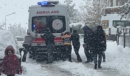 Batman’da Ambulans Yokuşta Mahsur Kaldı