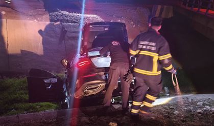 Sulama kanalına düşen araçtan sürücü yaralı kurtarıldı