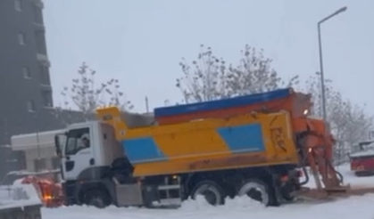 Kar Diyarbakır’ı teslim aldı: Küreme aracı bile ilerleyemedi