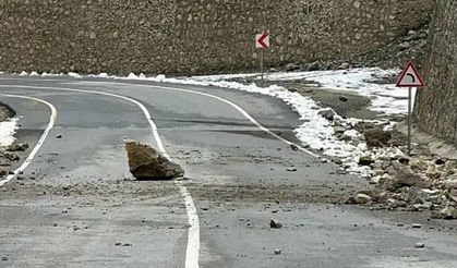 Siirt–Bitlis Kara Yolunda Kaya Düşmesi Sürücüleri Tedirgin Etti