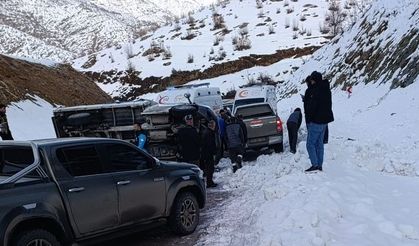 Kamyonet Feci Kaza Yaptı: 2 Kişi Yaralandı