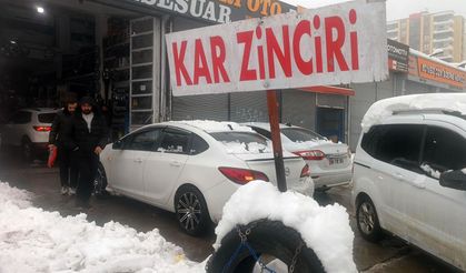 Yoğun kar yağışı sonrası oto sanayilerde zincir ve lastik yoğunluğu