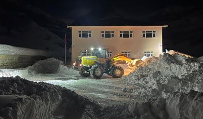 Çığ Nedeniyle Kapanan Köy Yolları Ulaşıma Açıldı