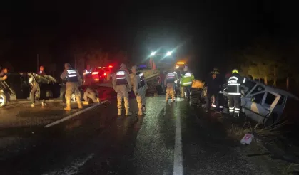 Kafa kafaya çarpışan araçlarda 3’ü ağır 7 yaralı