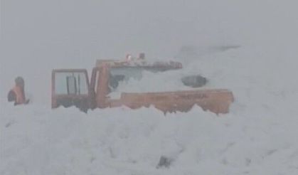 Muş kara yolunda çığ: İş makinesi göçük altında kaldı