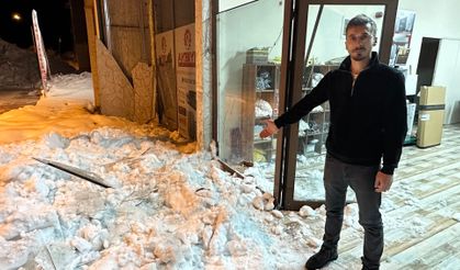 Çatıda Biriken Kar Kütlesi Düştü: İş Yeri Sahibi Ölümden Döndü