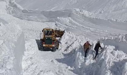 Bahçesaray’da Çığ Düştü: Mezra Yolu Ulaşıma Kapandı