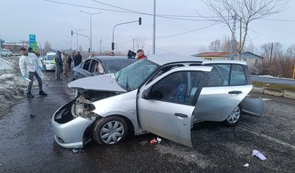 İki Otomobil Feci Çarpıştı: 1 Ölü, 4 Yaralı