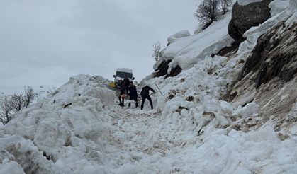 Hakkâri’de Çığ Düştü, Öğrenci Servisi Yolda Kaldı