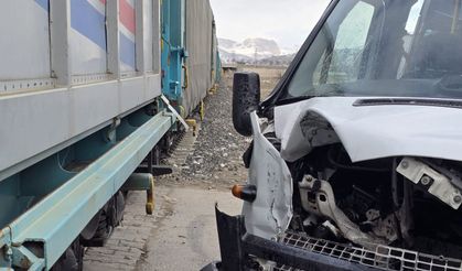 Van’da faciadan dönüldü: Tren ile okul servisi çarpıştı