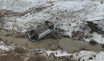 Van'da Otomobil Dereye Uçtu: 3 Yaralı