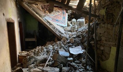 Van'da 2 katlı evin toprak damı çöktü