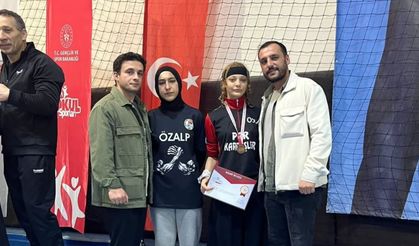 Vanlı öğrenci bilek güreşinde Türkiye üçüncüsü oldu