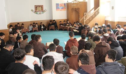 İmam hatipliler okul mescidlerinde mukabele halkalarında buluşuyor