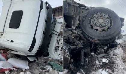 Van'da Tır Şarampole Yuvarlandı: 1 Yaralı