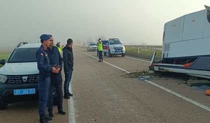 Yolcu Otobüsü Devrildi: 2 Kişi Hayatını Kaybetti, 19 Yaralı