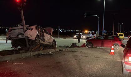 İki Otomobil Kafa Kafaya Çarpıştı: 3 Yaralı