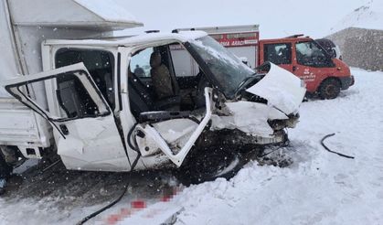 İki Kamyonet Kaygan Yolda Çarpıştı: 8 Kişi Yaralandı