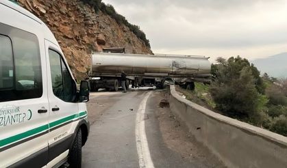 İki tır kafa kafaya çarpıştı: 1 ölü