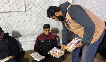 Yetimler Vakfı Gazzelilere sahur ikramında bulundu