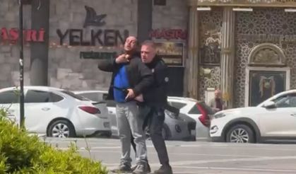 Sokak ortasında pompalı tüfekle gezen şahsa müdahale anı kameralara yansıdı