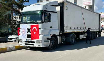 İran'daki savaş mağdurları için Van'dan 3 yardım tırı gönderildi