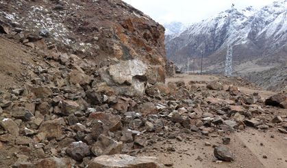 Yoğun Kar ve Yağış Sonrası Heyelan Meydana Geldi: Ulaşım Kapandı