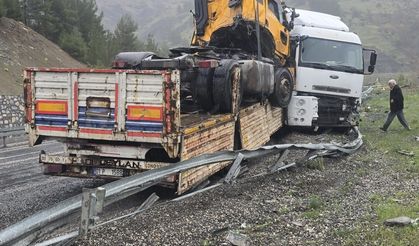 Kaza Yapan Tırı Taşıyan Tır da Kaza Yaptı