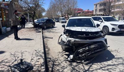 İki Araç Feci Çarpıştı: 3'ü Çocuk, 6 Kişi Yaralandı