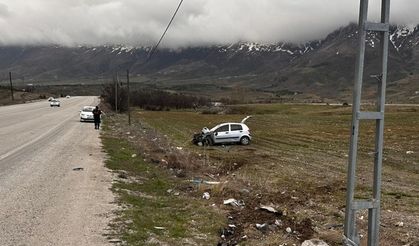 Aydınlatma Direğine Çarpan Araç Takla Attı: 3 Yaralı