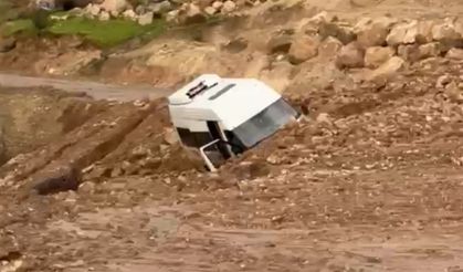 Siirt’te Heyelanda Minibüs Yolda Mahsur Kaldı