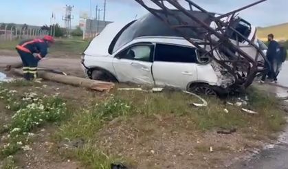 Otomobil elektrik direğine çarptı: 4 yaralı