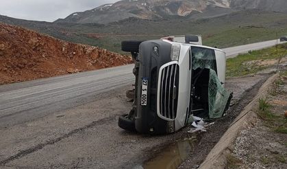 Taziye Yolunda Kaza: Minibüs Devrildi, 11 Yaralı