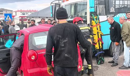 Halk Otobüsü ile Otomobil Çarpıştı: 4 Yaralı