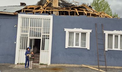 Van’da şiddetli rüzgar 4 evin çatısını uçurdu