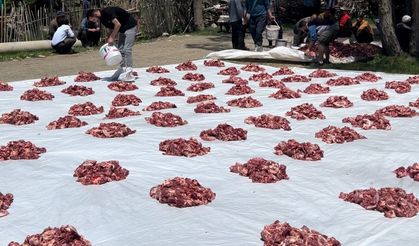 100 Yıllık Bayram Geleneği: 140 Kurban Kesildi, Etler Eşit Dağıtıldı