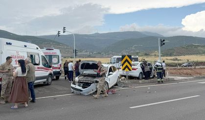 İki Otomobil Çarpıştı: 5 Yaralı