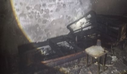 Üçlü prizden çıkan yangın evi küle çevirdi