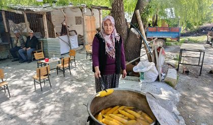 Haşlanmış mısır satarak ailesine ve öğrencisine destek oluyor
