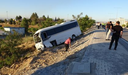 Servis Aracı Şarampole Devrildi: 5 Kişi Yaralandı