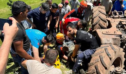 Devrilen traktörün altında kalan sürücü yaralandı