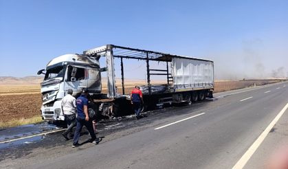 Seyir Halindeki Tır Alevlere Teslim Oldu